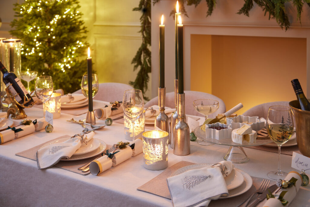 Beautiful Christmas Table Setting 
