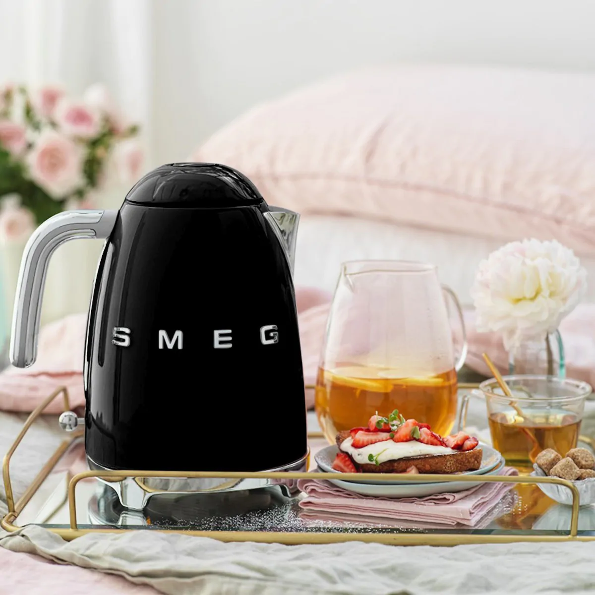 Smeg Kettle - Black | Meadows & Byrne