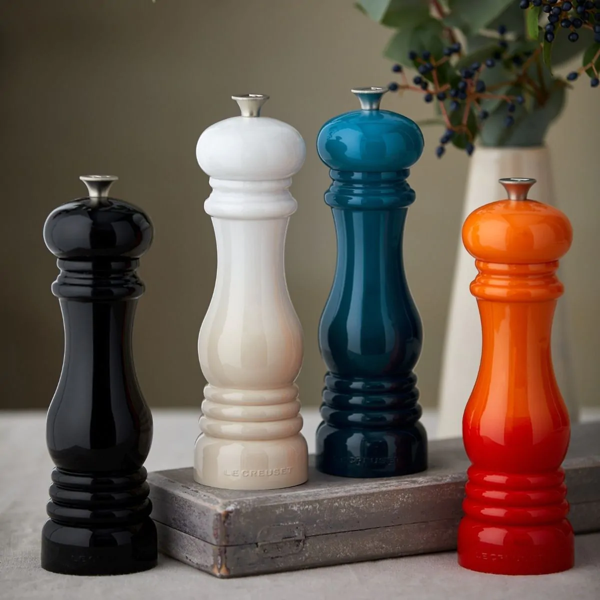LE CREUSET SALT & PEPPER MILLS - Black │ Meadows & Byrne