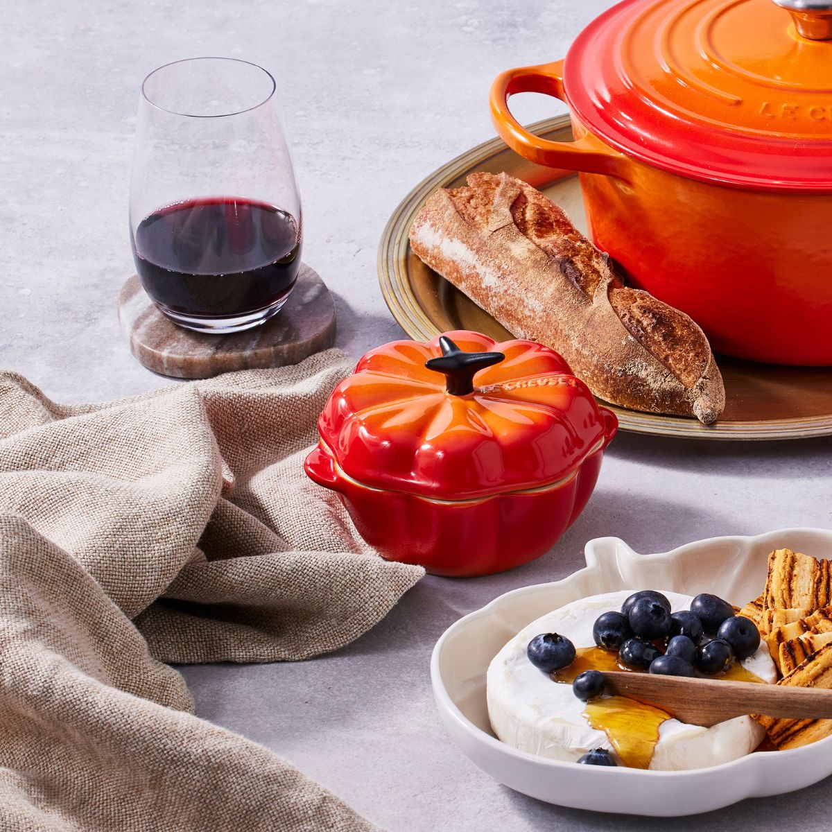LE CREUSET - CHASSEUR☆ひなちん Amazon.com: Le Creuset Enameled Cast Iron Signature Round