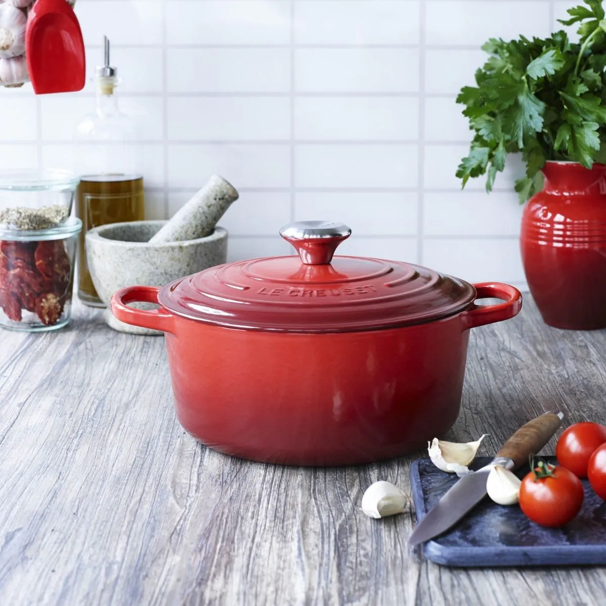 週末セール！！LE CREUSET レッド 約24cm Le Creuset Round Casserole 24cm - Cerise | Meadows & Byrne